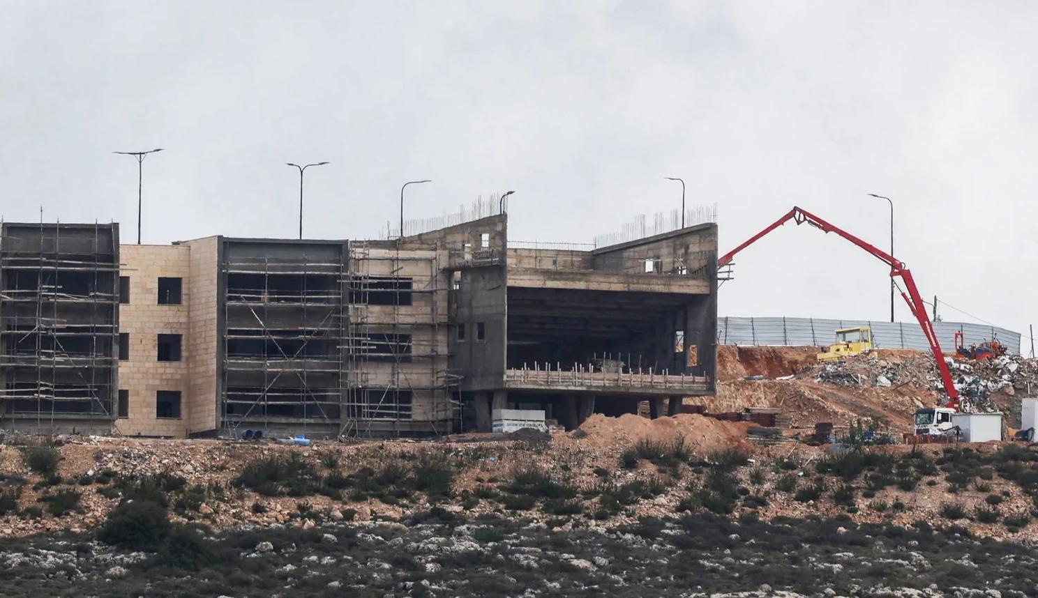 بناء وحدت سكنية جديدة في إحدى مستوطنات الضفة الغربية في شباط/فبراير (نقلاً عن "هآرتس")