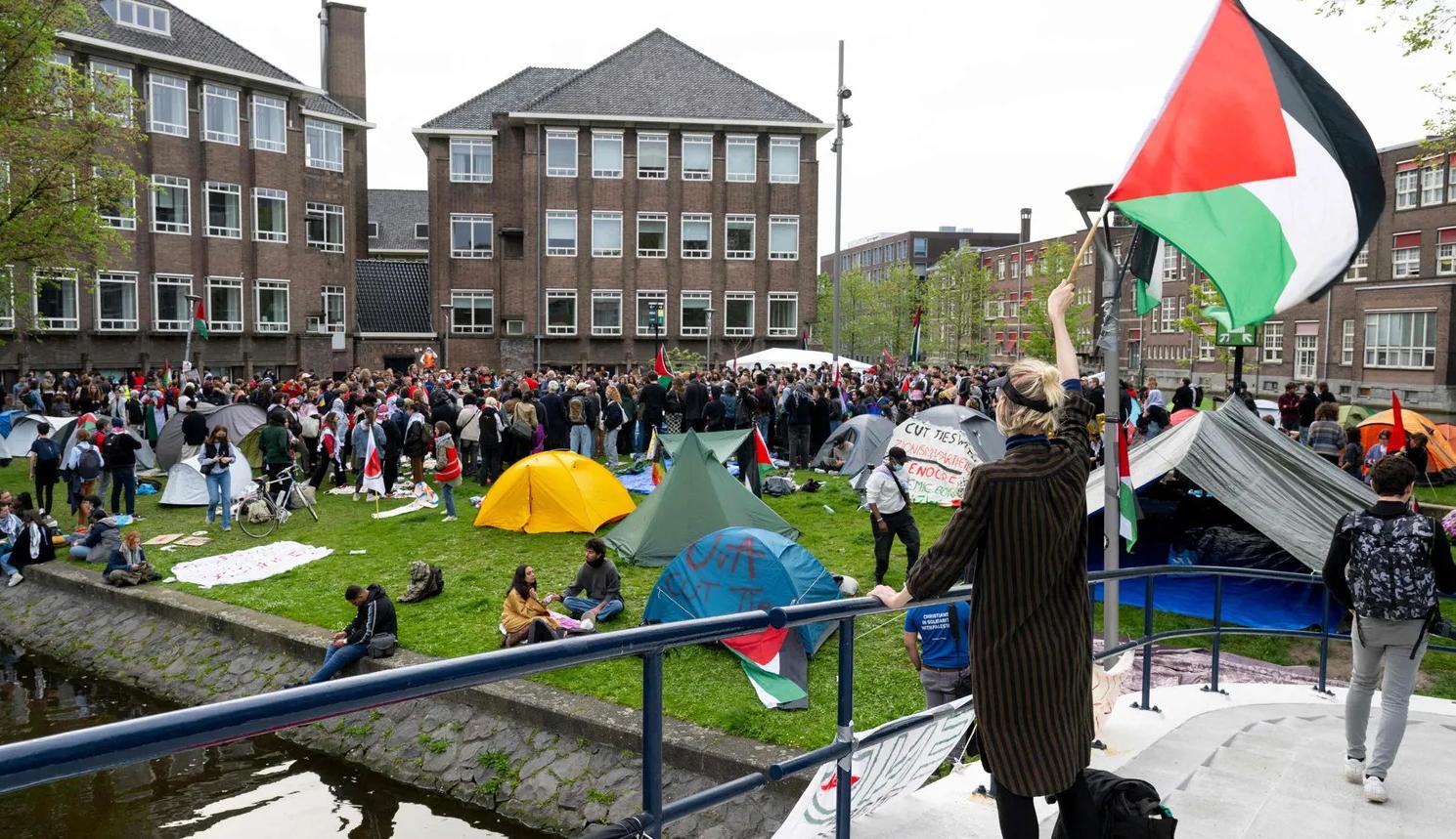 احتجاجات مؤيدة للفلسطينيين في جامعة أمستردام في الأول من أمس (نقلاً عن "هآرتس")