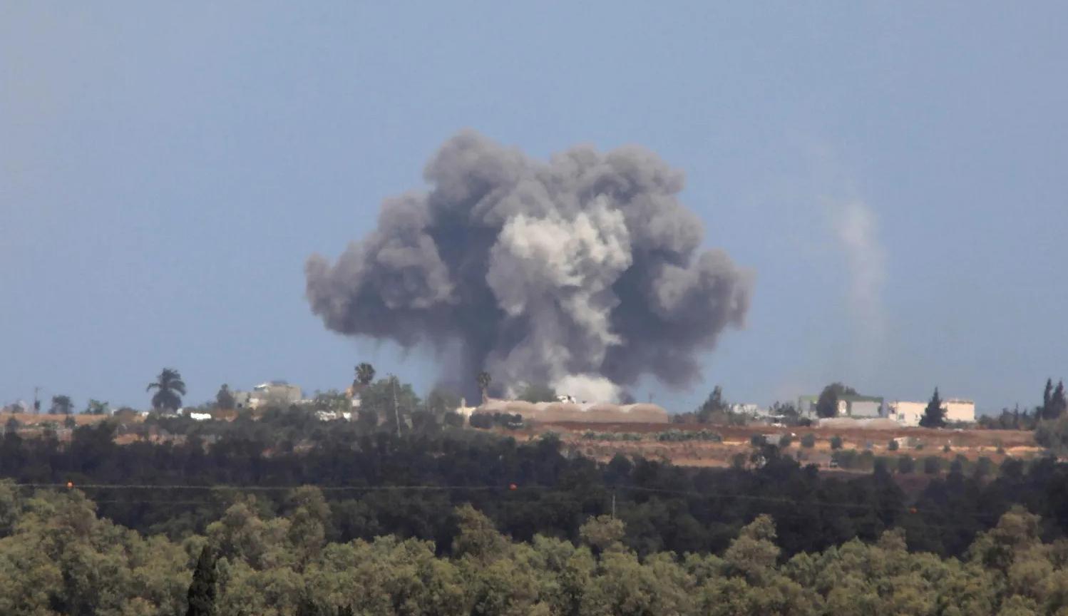 الدخان يتصاعد في رفح جراء قصف إسرائيلي استهدف المدينة في الأمس (نقلاً عن "هآرتس")