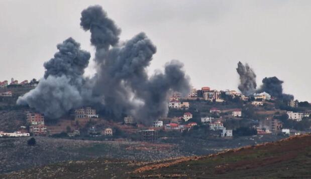 دخان يتصاعد جراء القصف الإسرائيلي على جنوب لبنان  (نقلاً عن  ("N12"
