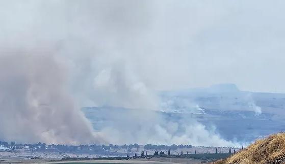 دخان الحرائق التي اندلعت في شمال إسرائيل هذا اليوم جراء تبادل القصف بين الجيش الإسرائيلي وحزب الله (نقلاً عن "هآرتس")