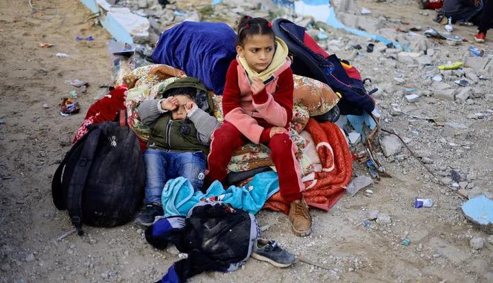 طفلان فلسطينيان نازحان في رفح (نقلاً عن "هآرتس")
