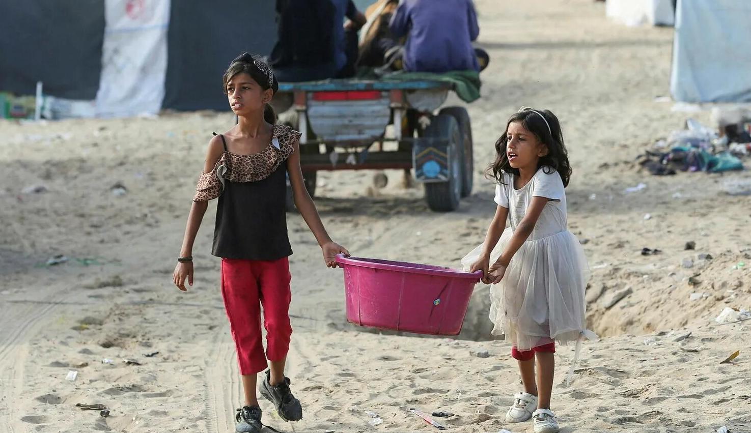 طفلتان فلسطينيتان في أحد مخيمات االلاجئين  في رفح (عن "هآرتس")