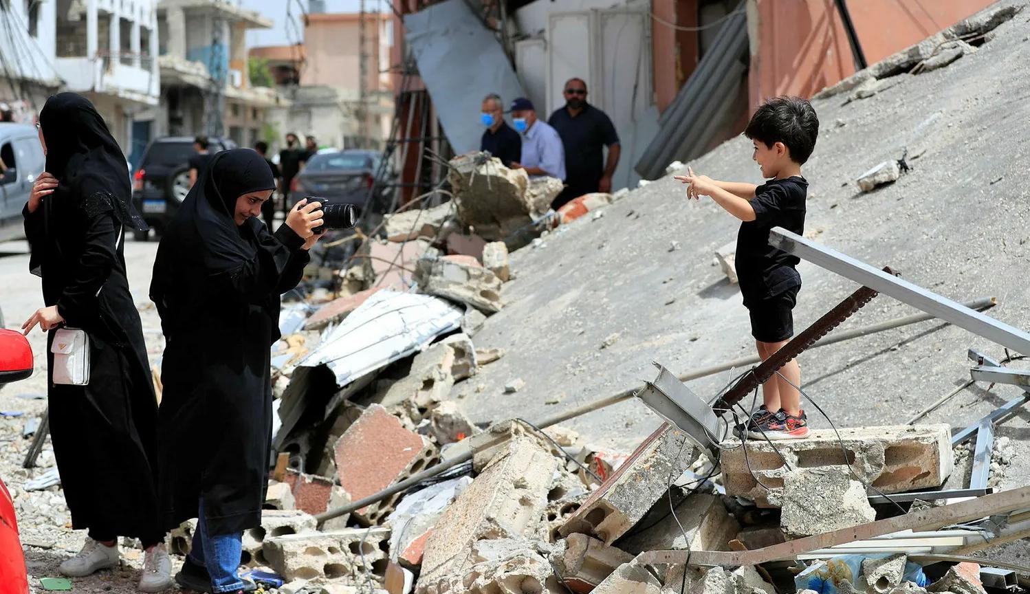 طفل لبناني فوق الدمار الذي خلفه القصف الإسرائيلي  في عيتا الشعب (نقلاً عن "هآرتس")