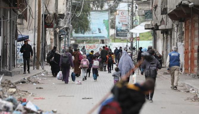 فلسطينيون يغادرون منطقة مجمع الشفاء الطبي  (نقلاً عن "العربي الجديد")