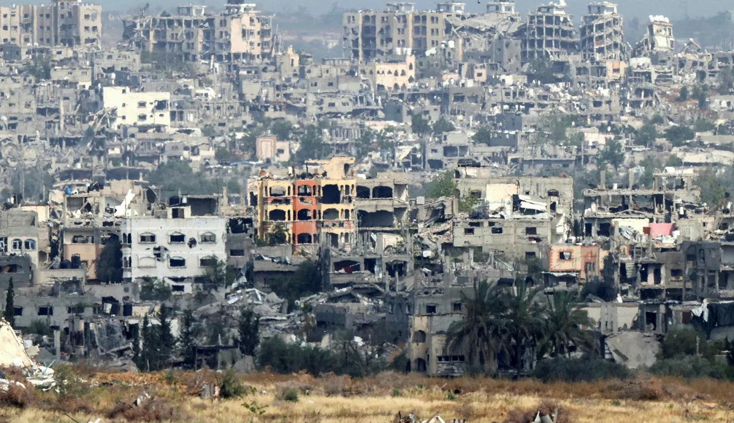 مشهد عام للدمار الذي لحق بغزة جراء القصف الإسرائيلي  (عن "هآرتس")