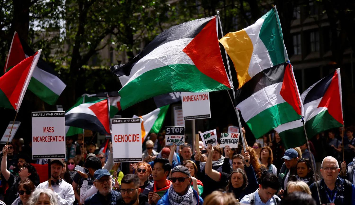 تظاهرة في دبلن في الأمس تندد بحرب الإبادة الإسرائيلية في غزة  (نقلاً عن "هآرتس")