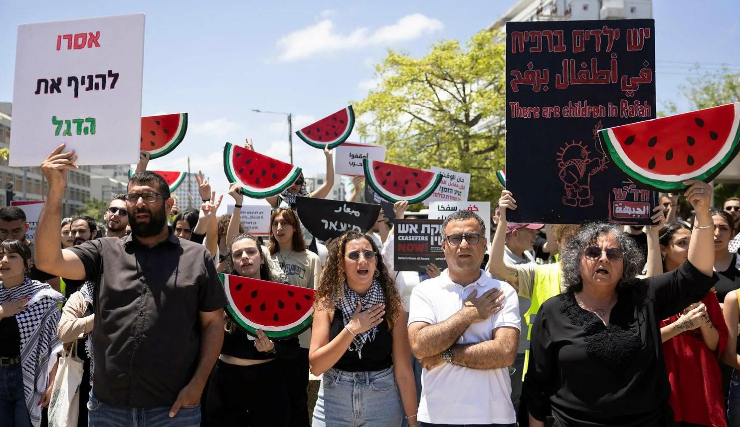 ناشطون مؤيدون للفلسطينيين في ذكرى النكبة أمام مدخل جامعة تل أبيب بعد منعهم من رفع العلم الفلسطيني (عن "هآرتس") 