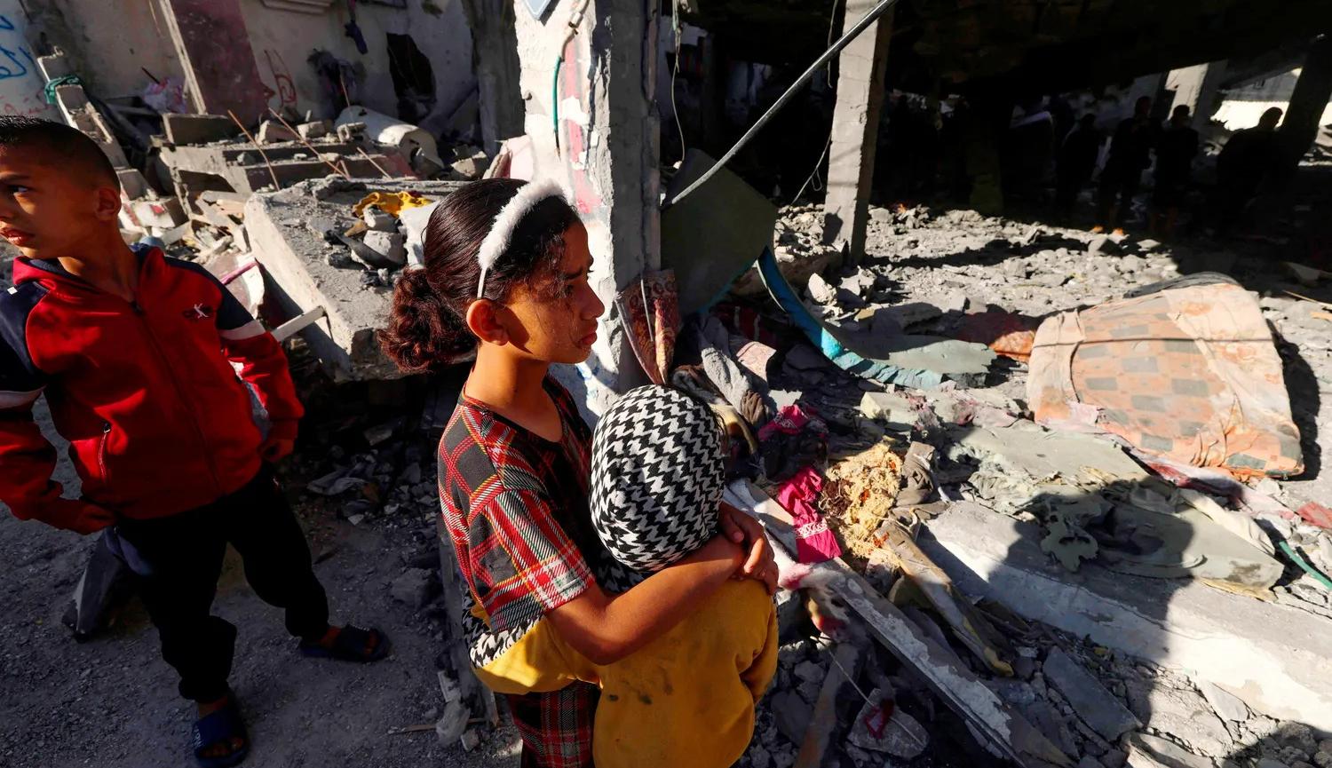 أطفال فلسطينيون أمام منزلهم الذي قصفته إسرائيل في رفح  في الأمس (نقلاً عن "هآرتس")