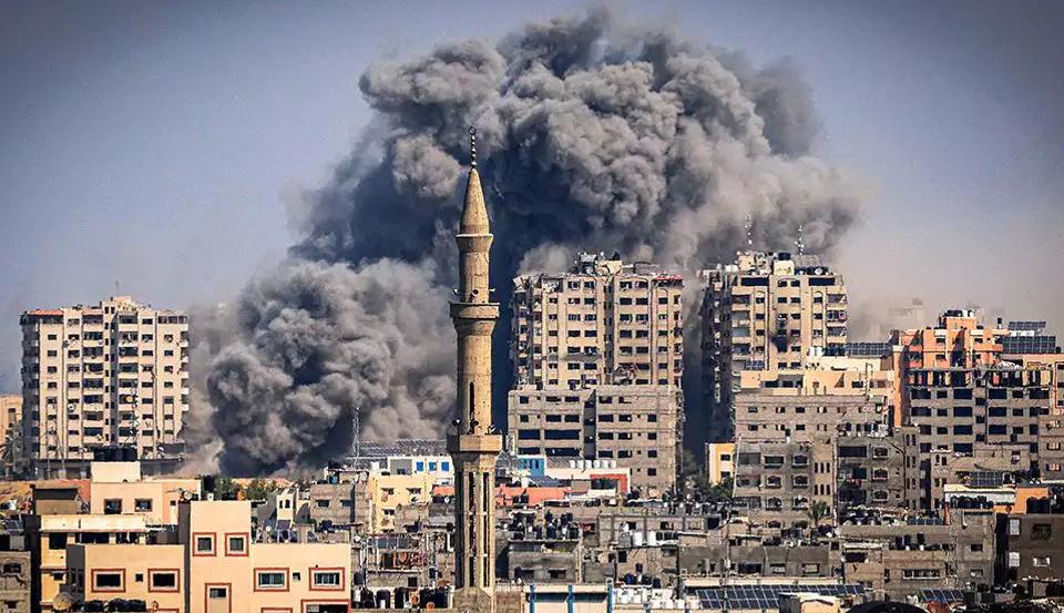 دخان يتصاعد في وسط مدينة غزة جراء قصف إسرائيلي  (نقلاً عن "يسرائيل هَيوم")