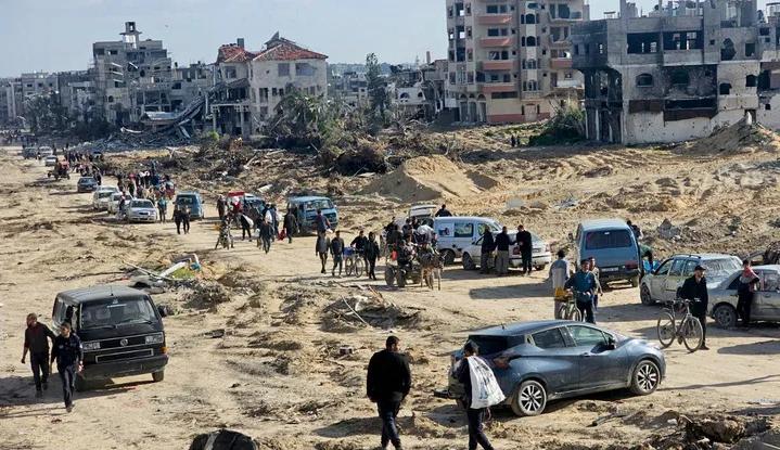 مواطنون فلسطينيون يعودون إلى مدينة غزة هذا الأسبوع (نقلاً عن "هآرتس")