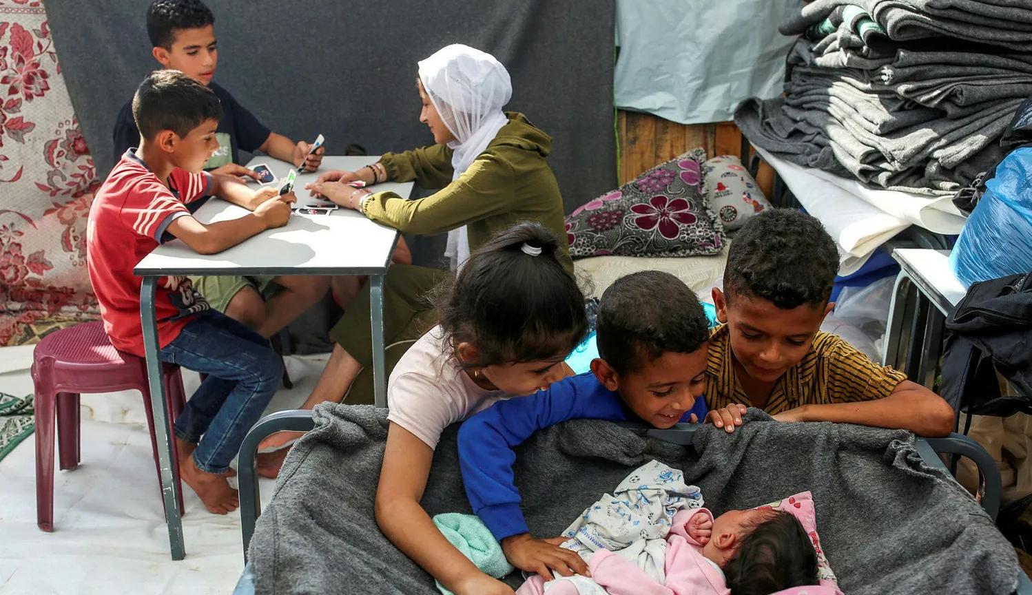 أطفال فلسطينيون في أحد مخيمات النزوح في رفح (نقلاً عن "هآرتس")