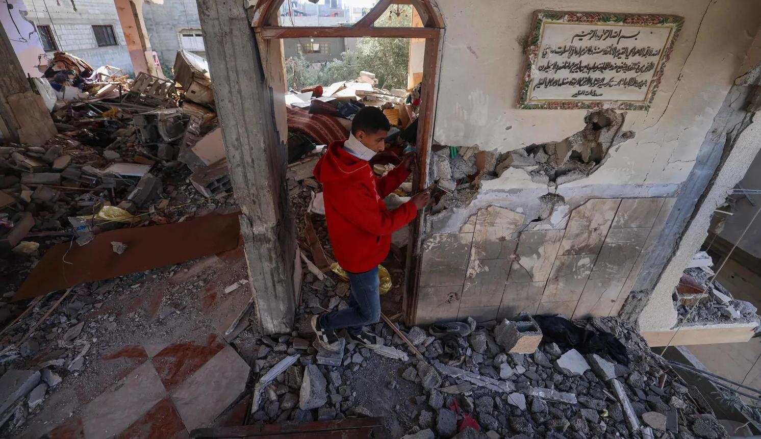 مواطن فلسطيني يقف وسط منزله في رفح الذي دمره  القصف الجوي الإسرائيلي (نقلاً عن "هآرتس")