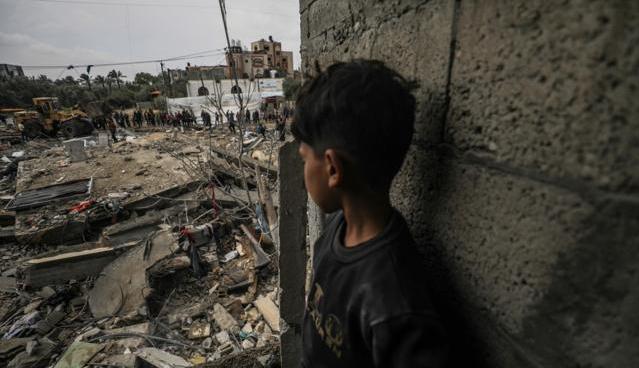 طفل ينظر إلى الدمار في غزة (نقلاً عن الـ"بي بي سي")