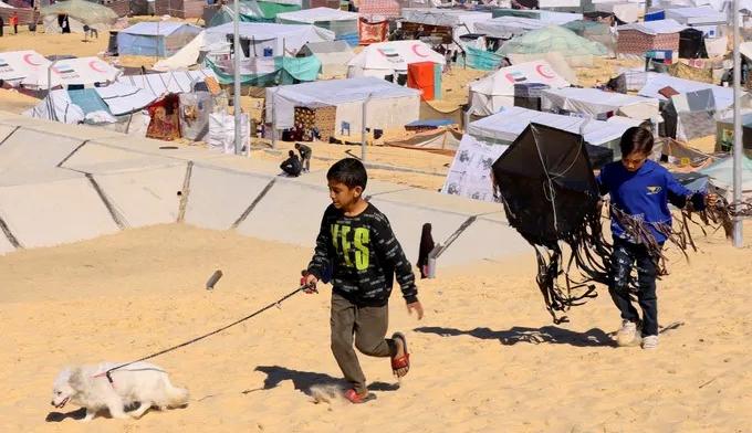 طفلان فلسطينيان بالفرب من مخيم للنازحين في رفح (عن "هآرتس")