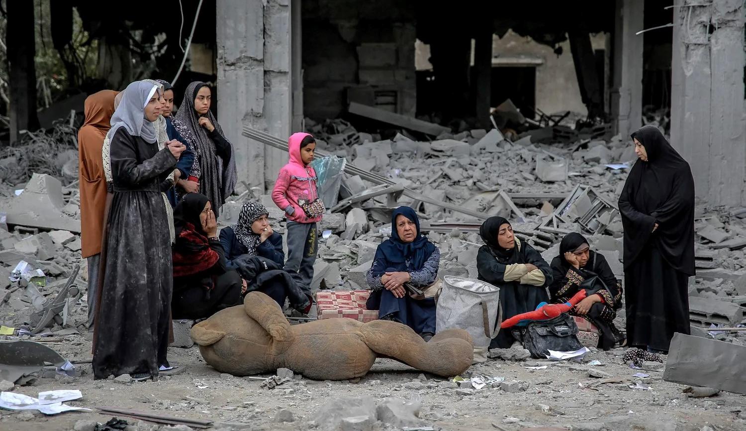 فلسطينيات يجلسن وسط الدمار في حي الرمال في مدينة غزة  (عن "هآرتس")
