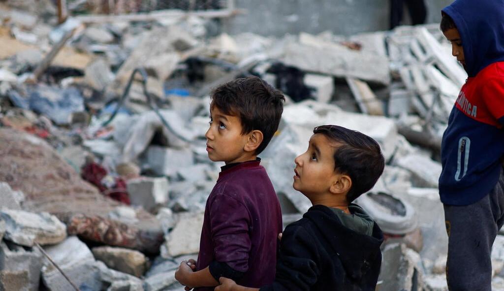 أطفال غزة أمام الدمار (موقع "واينت")